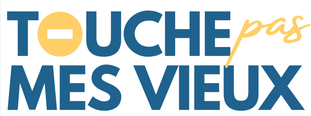 Logo typographique. "Touche pas mes vieux" écrit en lettres capitales bleues marines sur fond blanc. Le "O" de "Touche" est remplacé par le symbole d'un sens interdit de couleur jaune. Le mot "pas" est écrit dans une typographique plus manuscrite en italique et de couleur jaune.