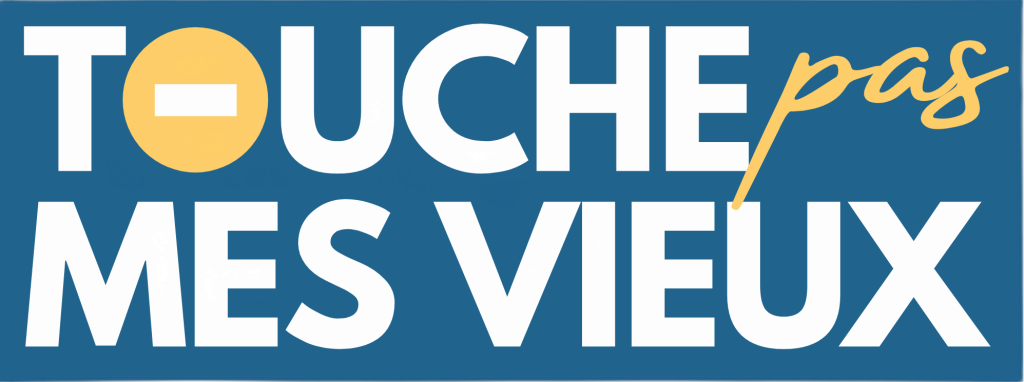 Logo typographique. "Touche pas mes vieux" écrit en lettres capitales blanches sur fond bleu marine. Le "O" de "Touche" est remplacé par le symbole d'un sens interdit de couleur jaune. Le mot "pas" est écrit dans une typographique plus manuscrite en italique et de couleur jaune.